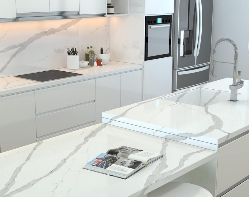 Đá ốp mặt bếp đá nhân tạo màu trắng vân mây mang tới cho không gian sáng sạch mát đem lại sự thoải mái khi sử dụng.